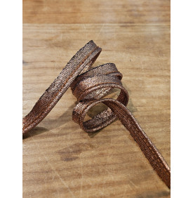 Passepoil Métallisé Cuivré – 10 mm
Sublimez vos créations avec une touche tendance et lumineuse.