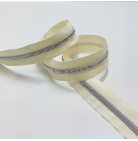 Fermeture éclair lurex écru et argent, sobre et élégante