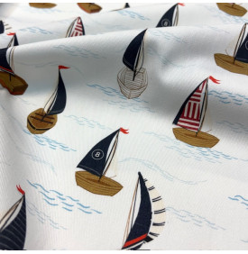 Tissu sergé de coton imprimé motif petits bateaux et voiliers sur fond blanc lumineux