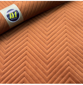 Velours matelassé motif chevron rouille – relief élégant et toucher doux pour déco et maroquinerie.