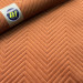 Velours matelassé motif chevron terracotta – relief élégant et toucher doux pour déco et maroquinerie.