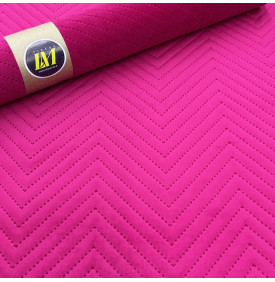 Velours matelassé motif chevron fuchsia – relief élégant et toucher doux pour déco et maroquinerie.