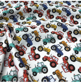 Tissu sergé de coton imprimé motif tracteurs colorés sur fond blanc