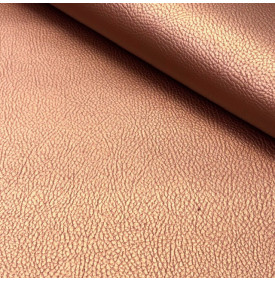 Simili cuir métallisé cuivré au grain fin et lumineux.