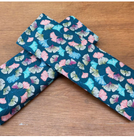 Coton imprimé élégant au motif feuillage sur fond émeraude