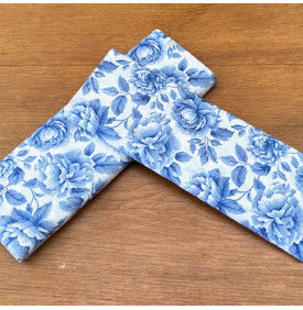 Coton imprimé floral bleu sur fond clair, élégant et intemporel