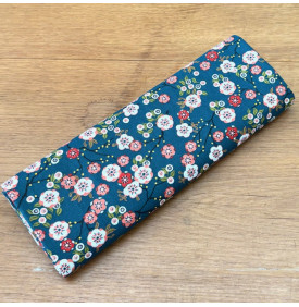 Coton imprimé d’inspiration japonaise aux fleurs délicates sur fond bleu pétrole