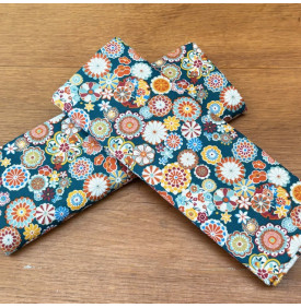 Coton imprimé japonisant aux fleurs graphiques multicolores sur fond vert profond