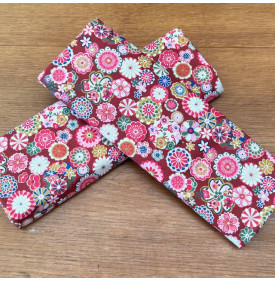 Coton imprimé japonisant aux fleurs multicolores sur fond rose intense