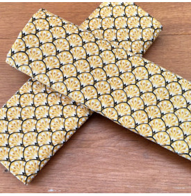 Motif graphique Art déco aux lignes éventail, décliné dans une teinte jaune curry