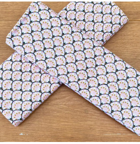 Motif graphique Art déco aux lignes éventail, décliné dans une teinte rose douce et lumineuse.