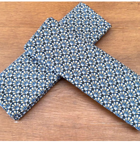 Motif graphique Art déco aux lignes éventail, décliné dans une teinte bleu pétrole profonde et élégante.