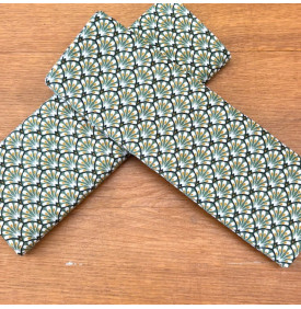 Motif graphique Art déco aux lignes éventail, décliné dans une teinte vert olive douce et naturelle.