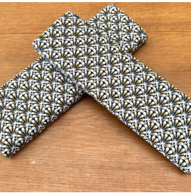 Motif graphique Art déco aux lignes éventail, décliné dans une teinte noire élégante et intemporelle.