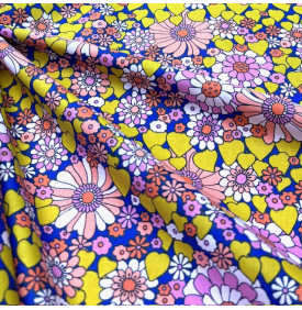 Coton imprimé fleurs et cœurs aux couleurs pop sur fond bleu