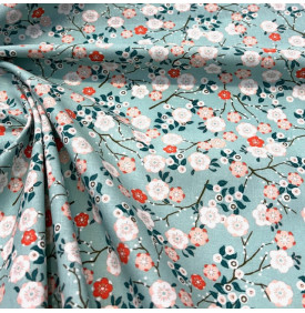 Coton imprimé d’inspiration japonaise aux fleurs délicates sur fond bleu ciel