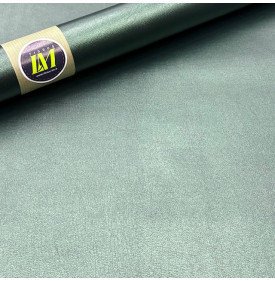 Simili cuir brillant vert métal à surface lisse et lumineuse.