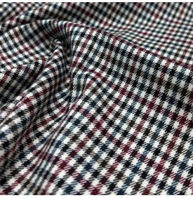 Tissu tartan revisité au motif pied-de-poule, élégant et intemporel, aux nuances bordeaux et bleu marine