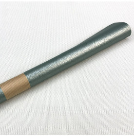 Simili cuir Grainé Irisé vert sauge, tissu chic à l’effet luxe, idéal pour des créations couture