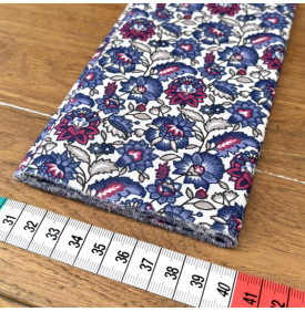 Tissu Coton Enduit / Motif Fleurs Indiennes – Gange Écru & Bleu | 14.90 €/M